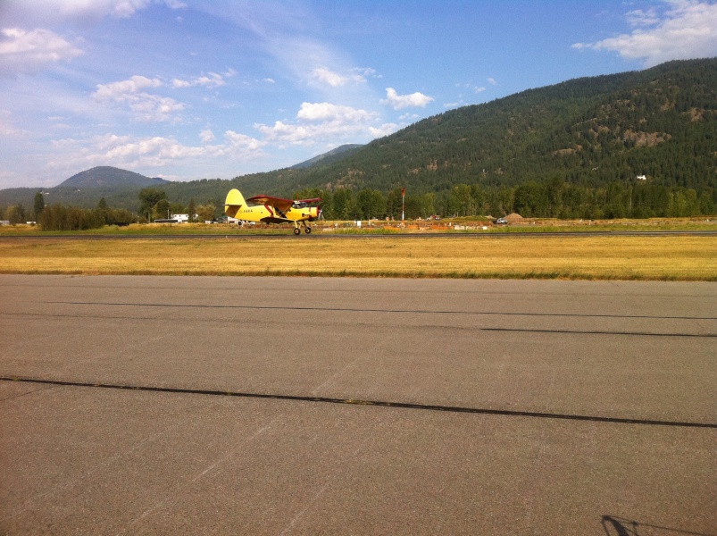 Scaled image AN-2 doing a one-wheel touch and go at SZT runway 01.jpg 
