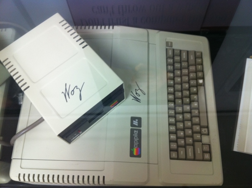 Scaled image Aooke 2 in Bird Museum signed by Steve Wozniak.jpg 