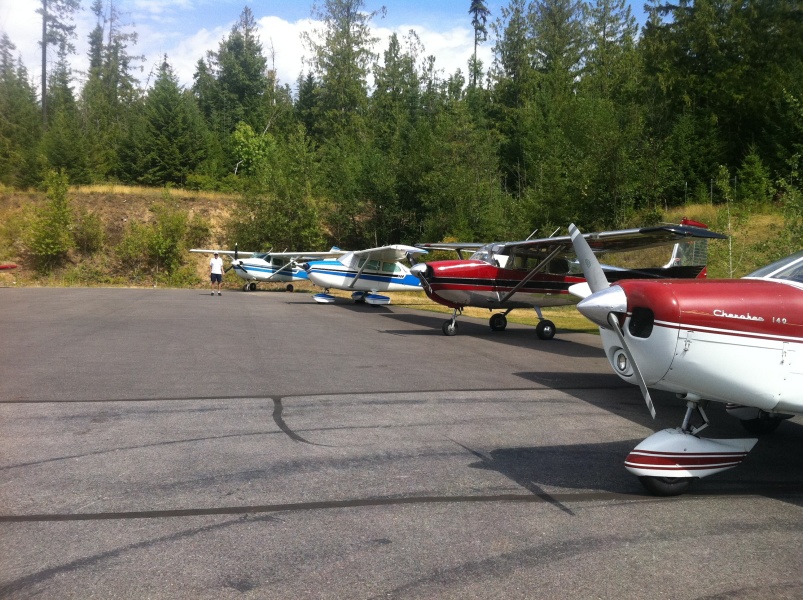 Scaled image Jer_ with aircraft flying in to Bird Museum.jpg 